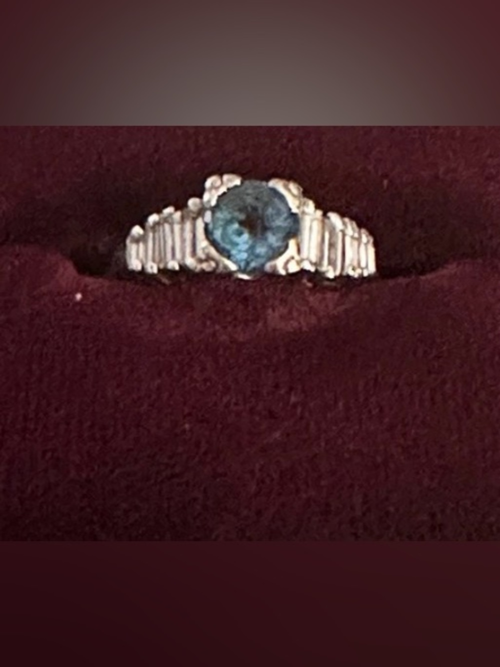 Vintage 14k solid heavy white gold ring w brilliant diamonds
2.71 gr.
Size: 5.25